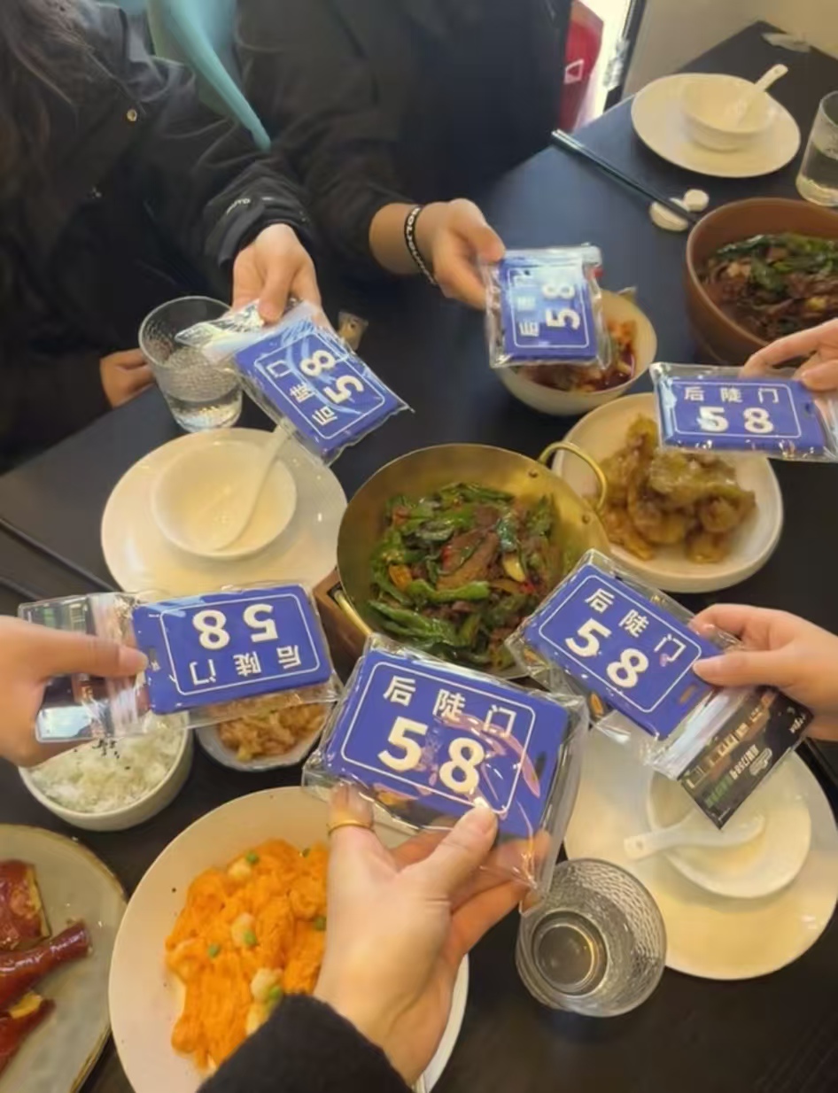 陌生人的口袋里，揣着同一场后陡门的夏