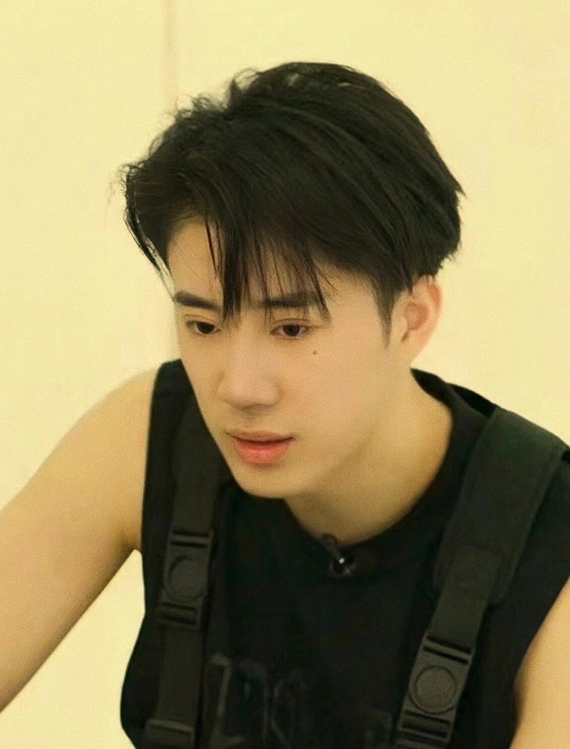 玫瑰燃野径，柔心藏锋芒...