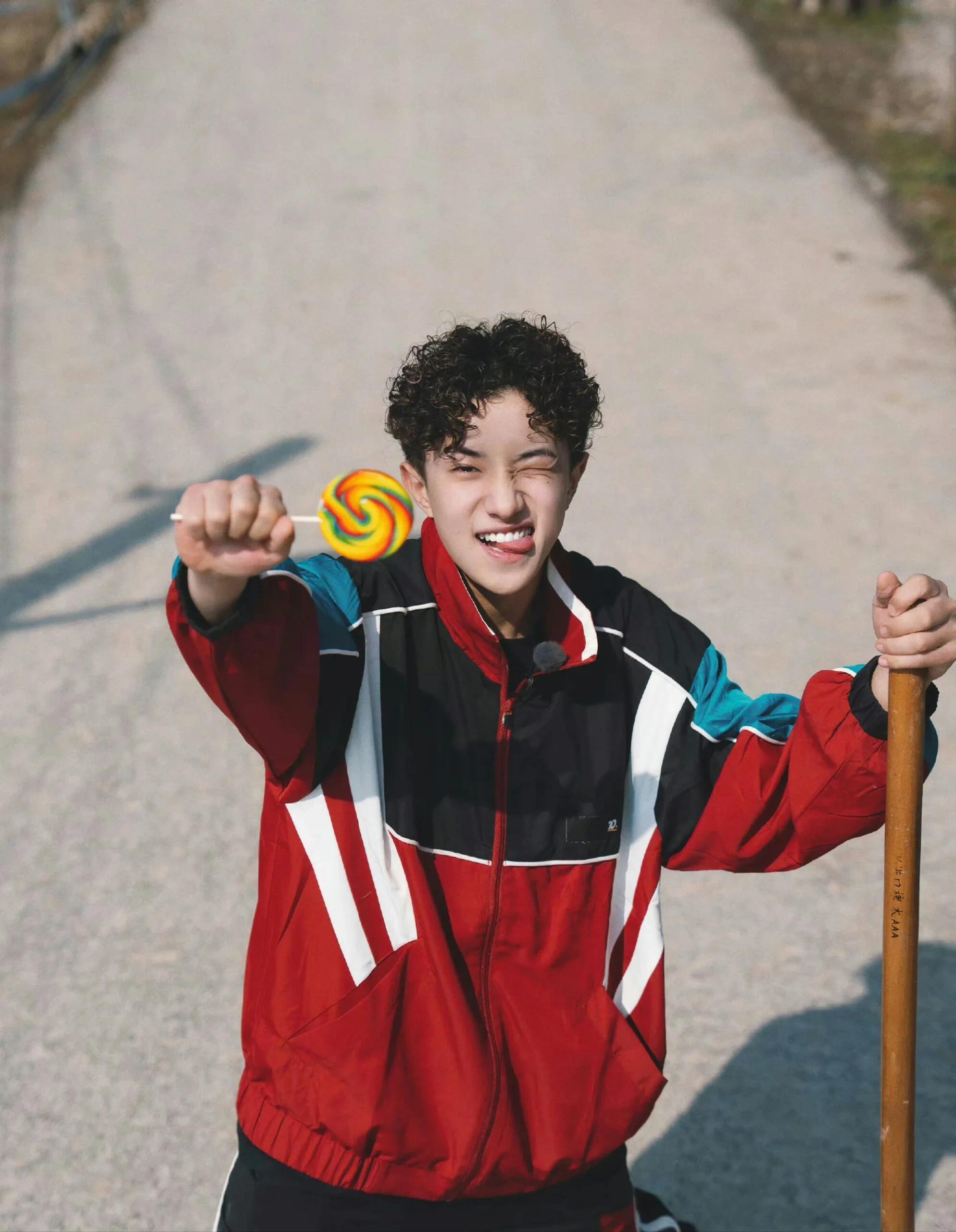 稚芽藏韧劲，赤心向阳生...