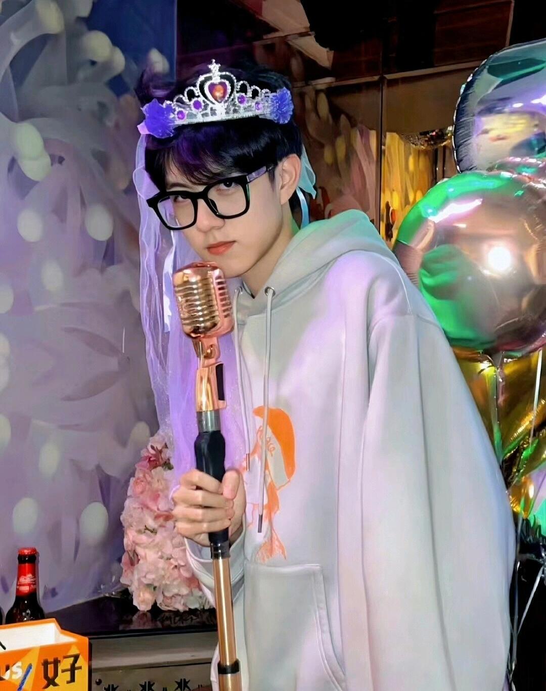 齿轮映晨光，柔心照田埂...