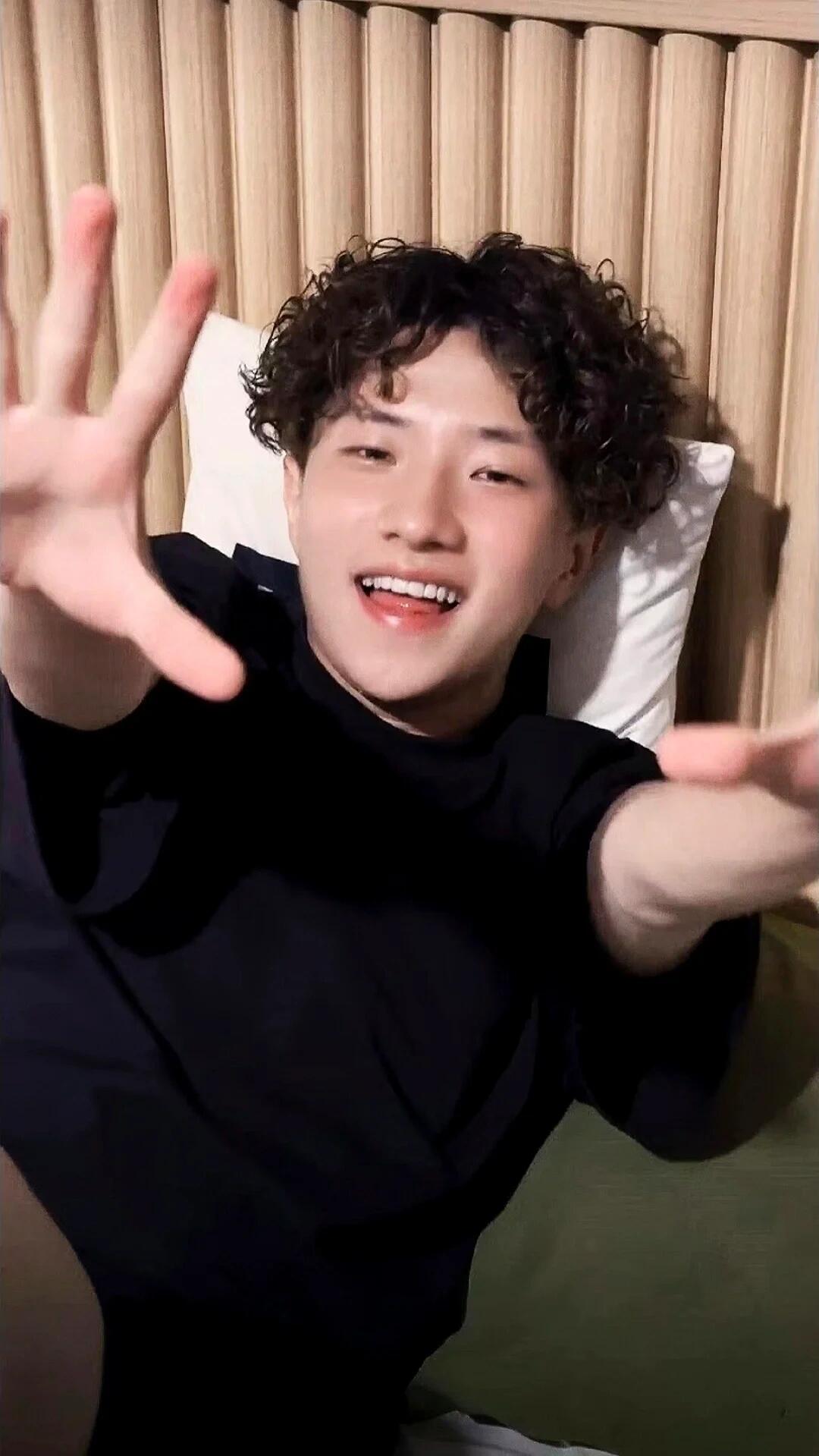 青苗破土生，稚心逐光行..