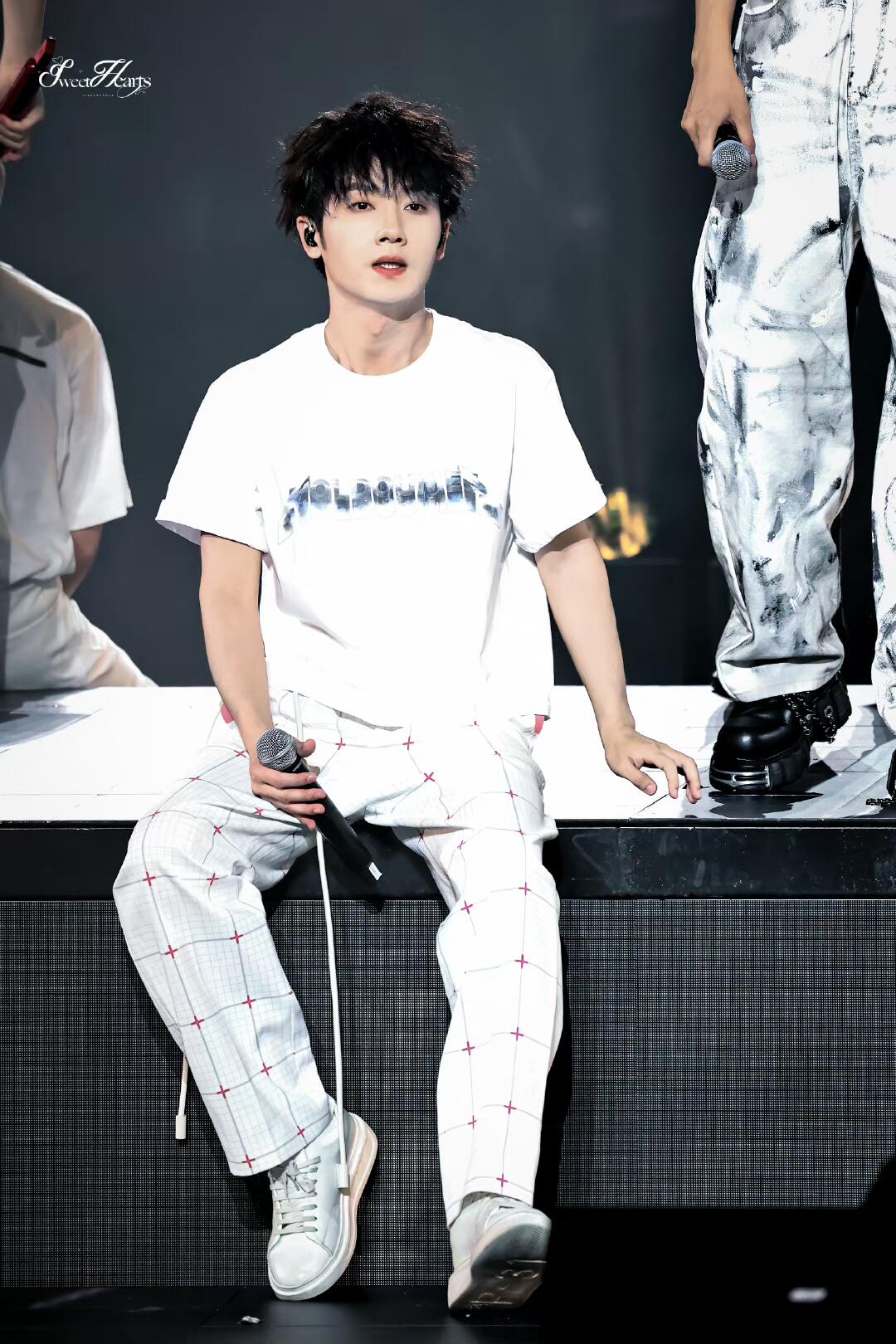 麦浪立风骨，温厚护朝夕...