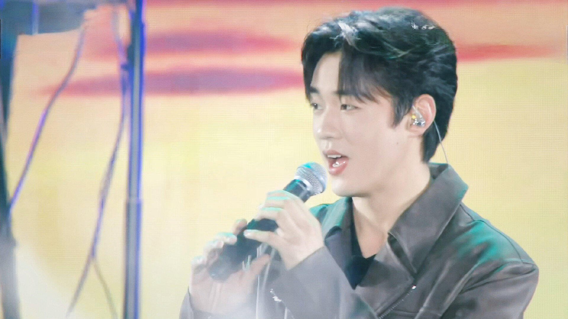 街角的重逢与归途...