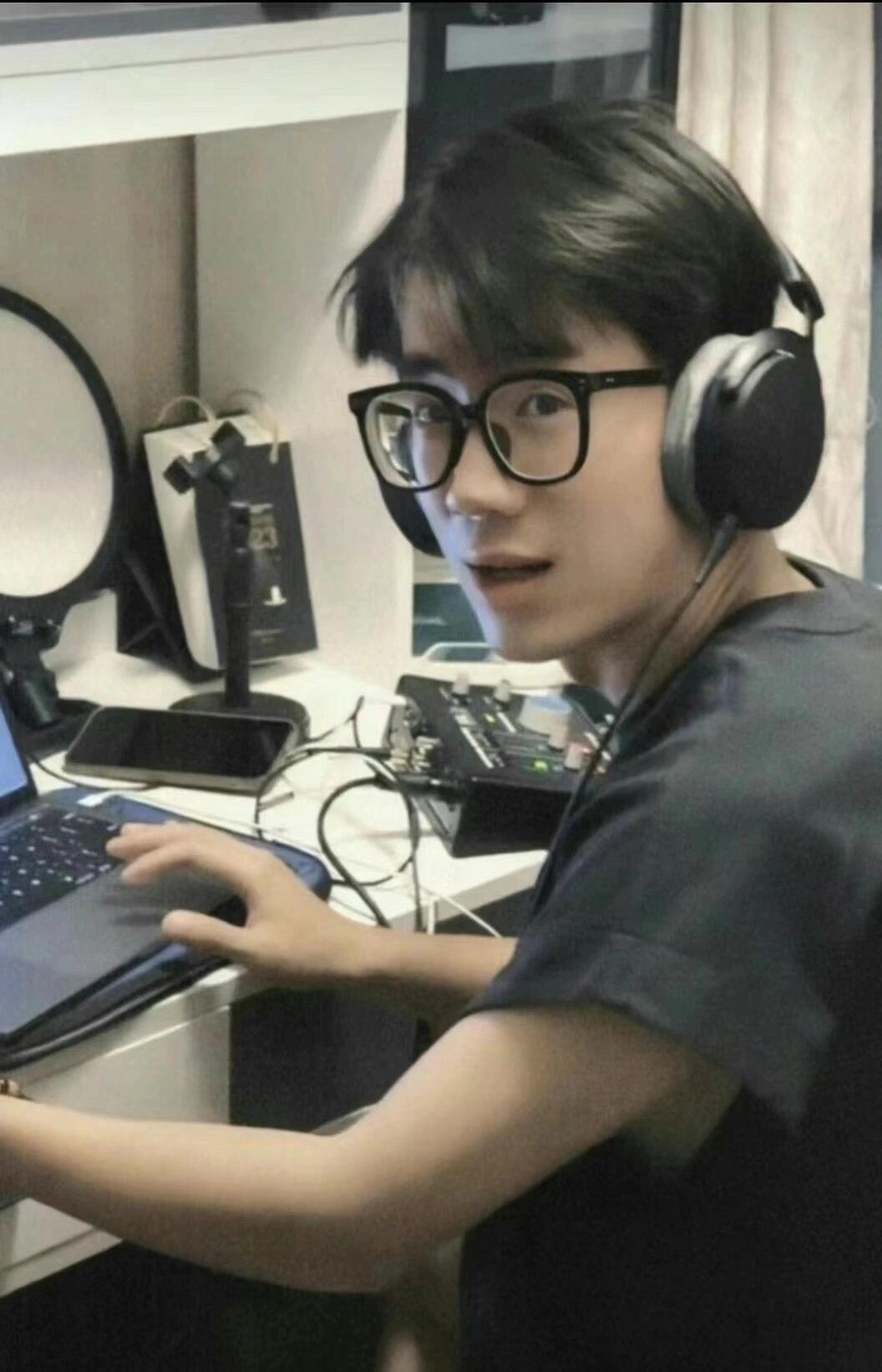 风衔玫瑰香，少年揽热望...