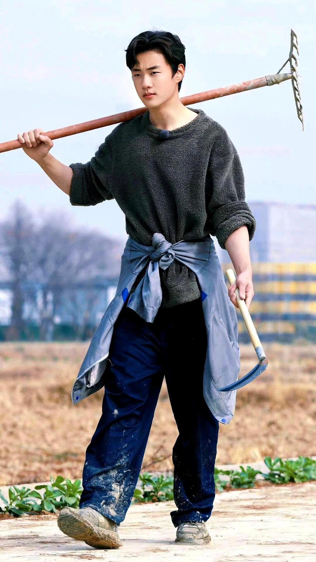 那个把汗水洒进猪舍的少年...