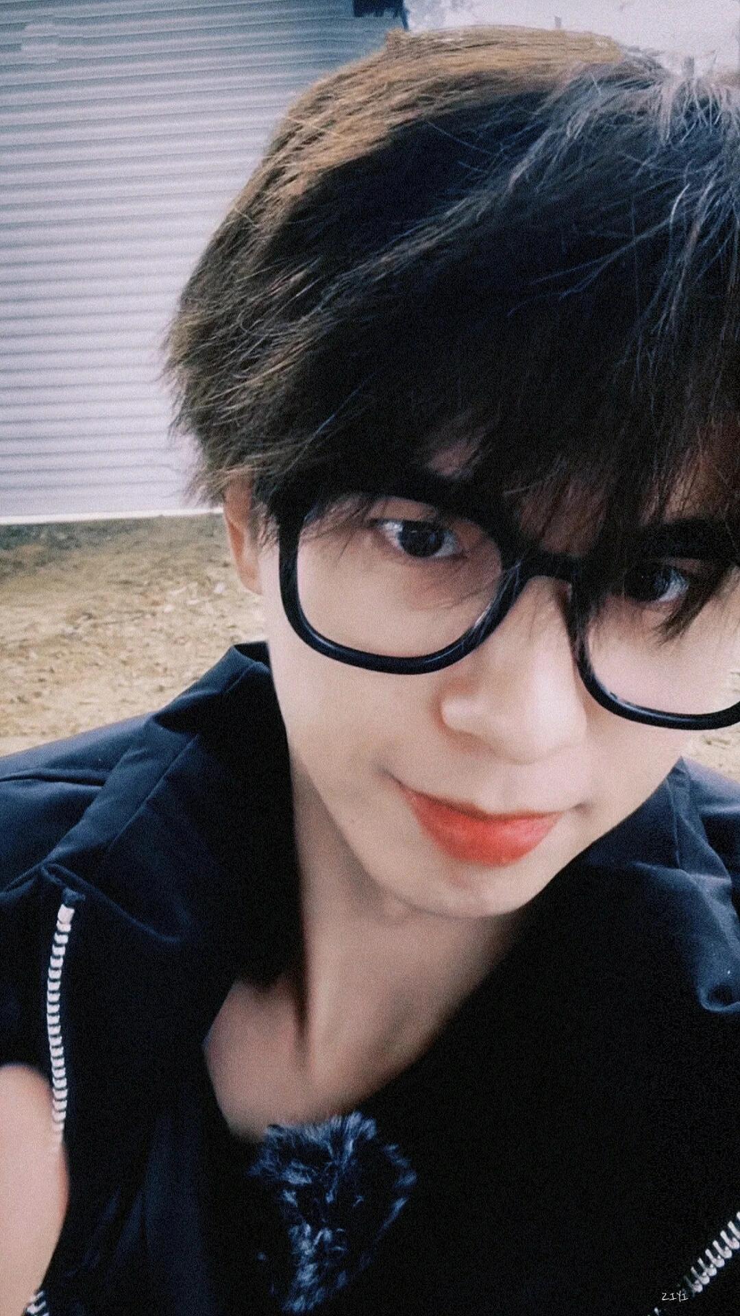 夸夸自信大方的何浩楠...