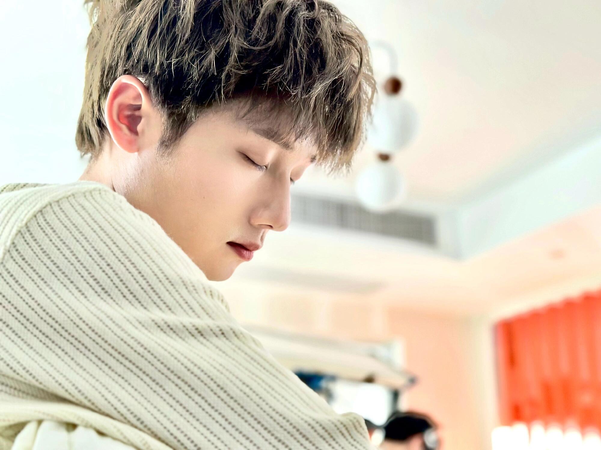 看那颗星星，正在发光...